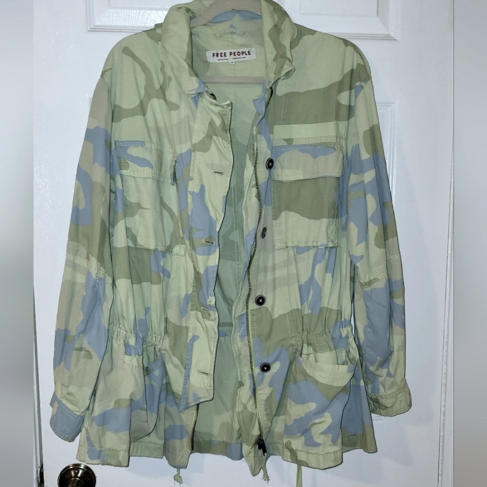 FREE PEOPLE MEDIUM CAMO JACKET